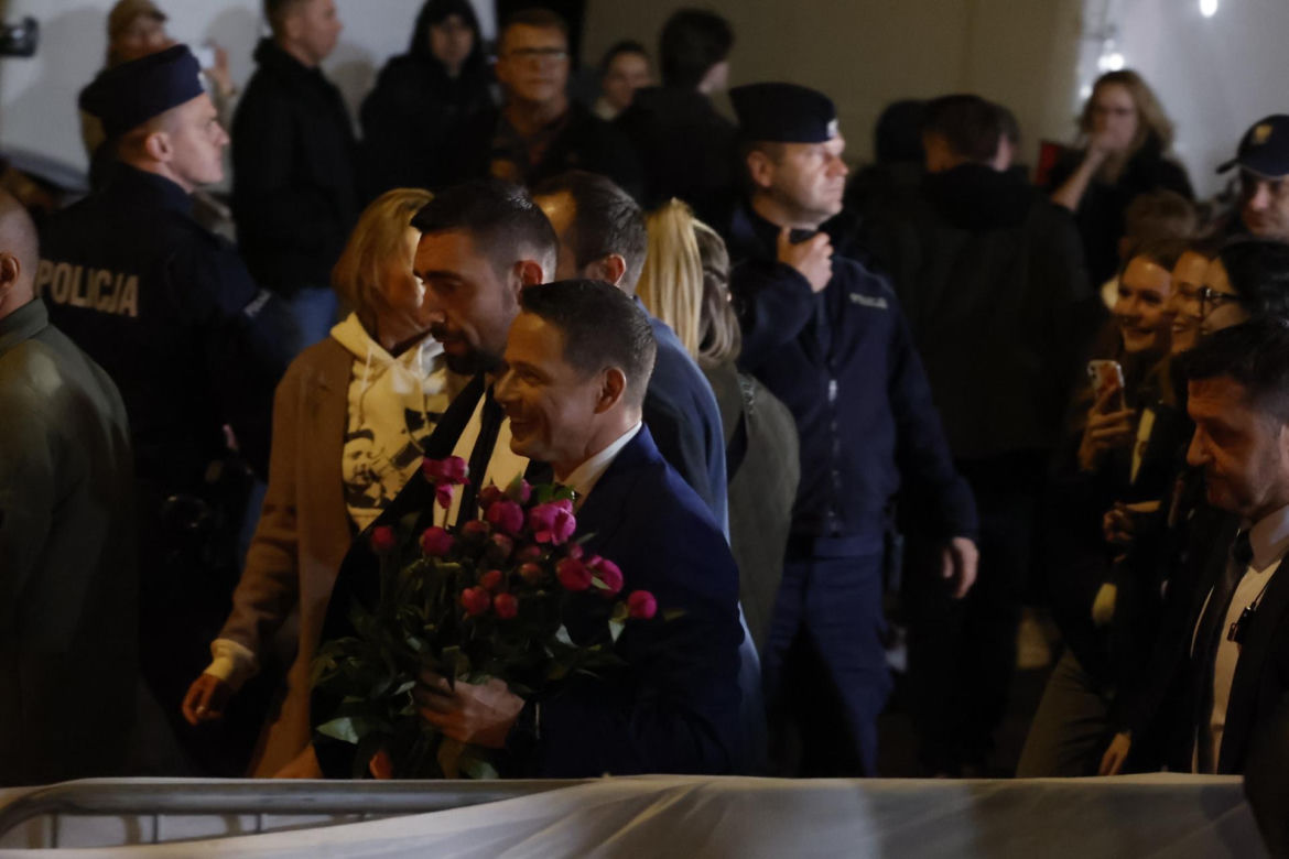 Wyszli z TVP po debacie. Trzaskowski i Nawrocki twarzą w twarz z kamerami