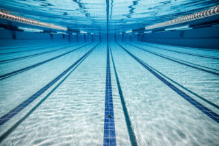 Chwile grozy na miejskiej pływalni. 45-latek stracił przytomność w wodzie