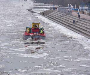 Lodołamacze na Wiśle w Toruniu. Kruszyły lód i pomogły uratować pomost