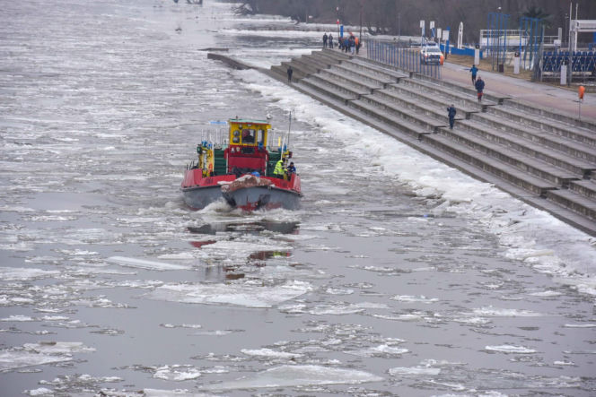 Lodołamacze na Wiśle w Toruniu. Kruszyły lód i pomogły uratować pomost