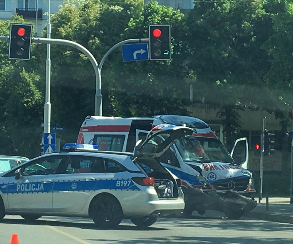Karetka zderzyła się z samochodem osobowym