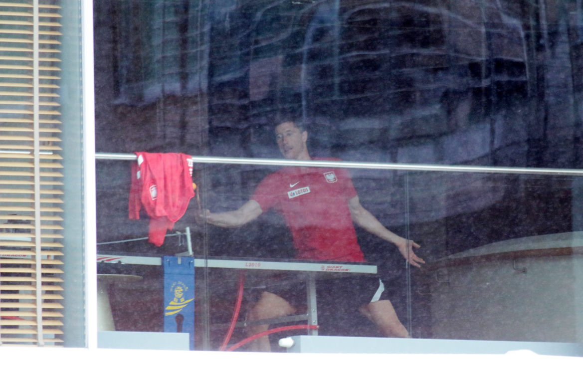 Robert Lewandowski gra w ping-pong