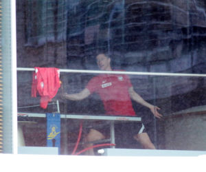 Robert Lewandowski gra w ping-pong
