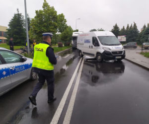 Poważny wypadek na ul. Czaplinieckiej w Bełchatowie. Rowerzysta wjechał wprost pod nadjeżdżającego busa
