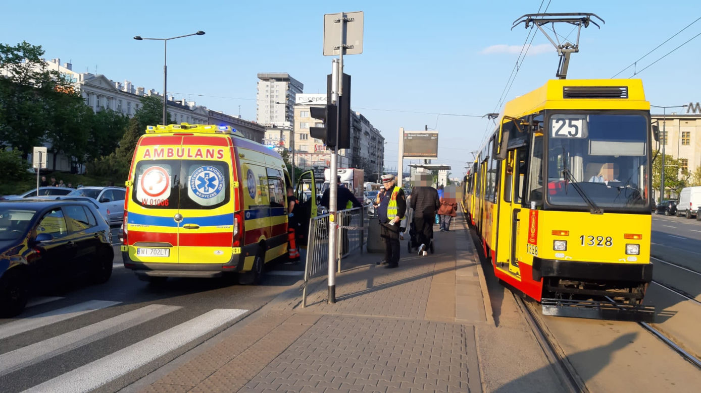  Poważny wypadek w centrum Warszawy! Piesza wpadła pod tramwaj