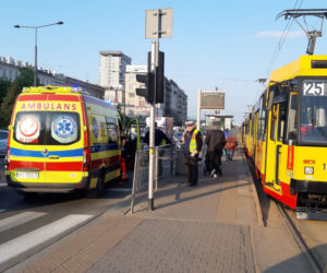  Poważny wypadek w centrum Warszawy! Piesza wpadła pod tramwaj