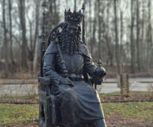 Nowa perełka Świętokrzyskiego. Posągi królów Polski obok legendarnego Dębu Bartka