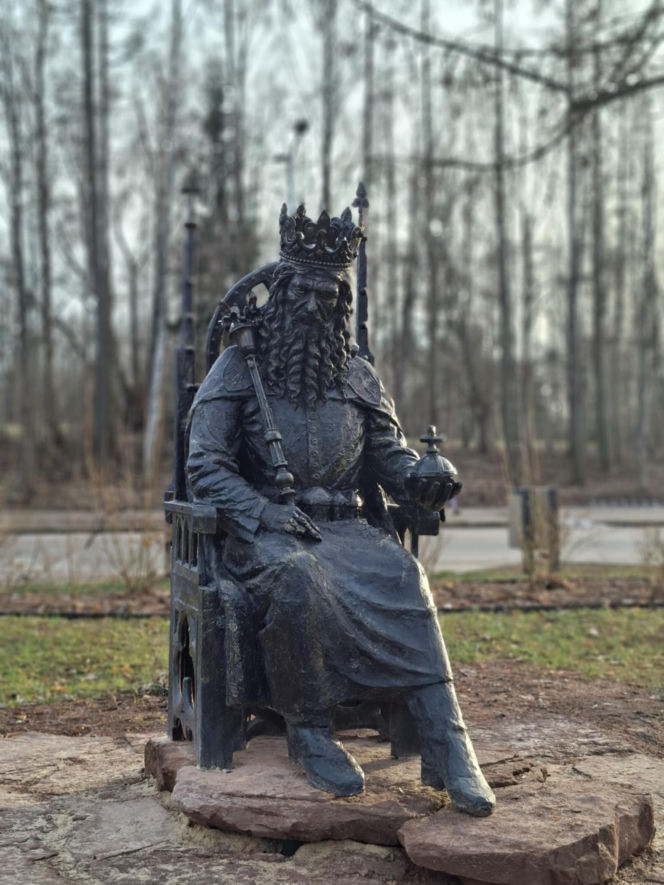 Nowa perełka Świętokrzyskiego. Posągi królów Polski obok legendarnego Dębu Bartka