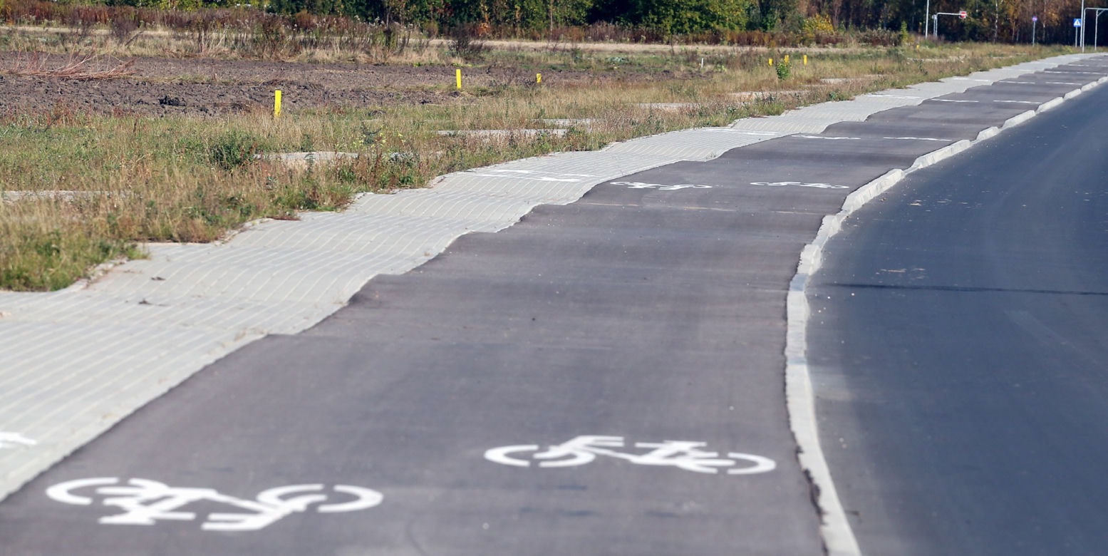 Droga dla rowerów, po której nie da się jeździć!? Kuriozalna sytuacja pod Warszawą
