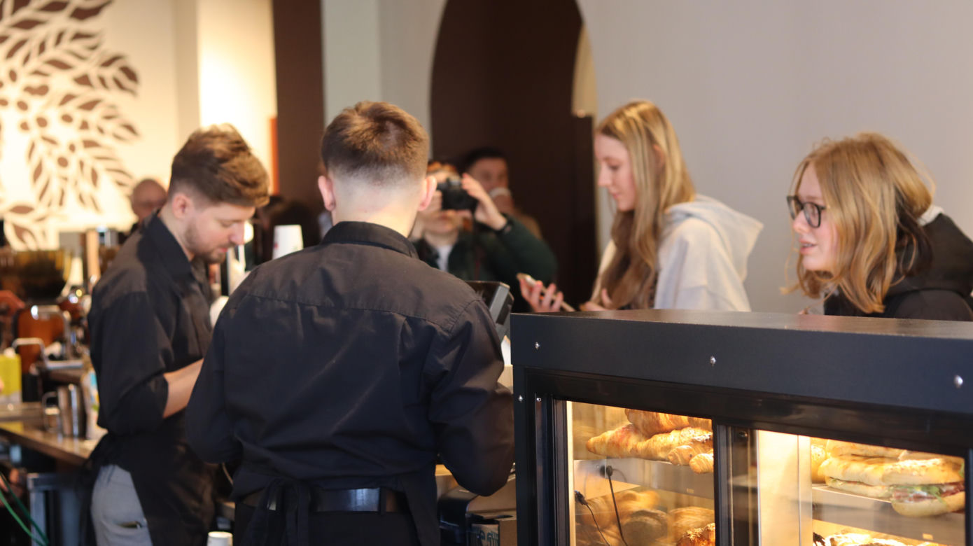 Pierwszy Starbucks w Lublinie otwarty! Jak lokal wygląda w środku? 