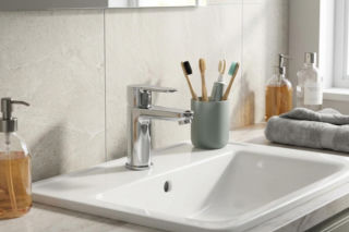 Niewidzialne zagrożenie w Twojej łazience! 60% szczoteczek pełnych zarazków, a ten błąd popełniasz i Ty