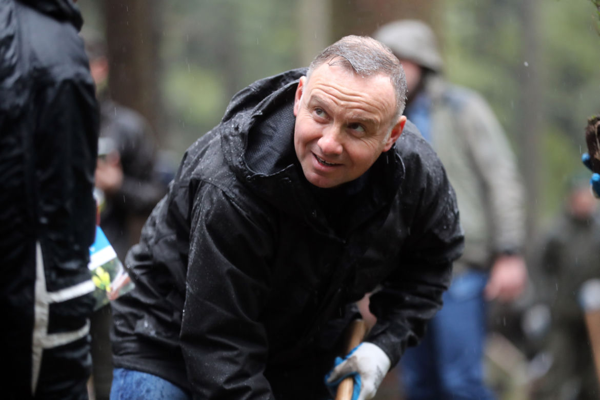 Andrzej Duda w deszczu sadził drzewa