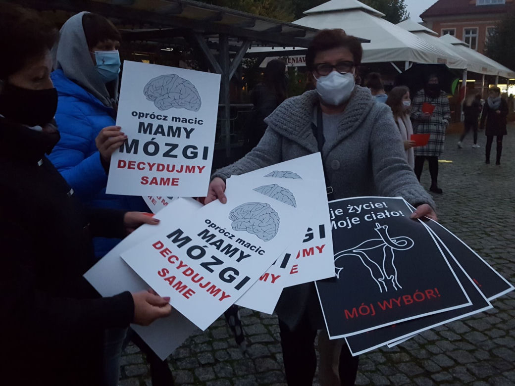 Znicze, wieszaki, transparenty. Protest "Piekło kobiet" w Lesznie