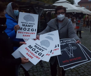 Znicze, wieszaki, transparenty. Protest Piekło kobiet w Lesznie