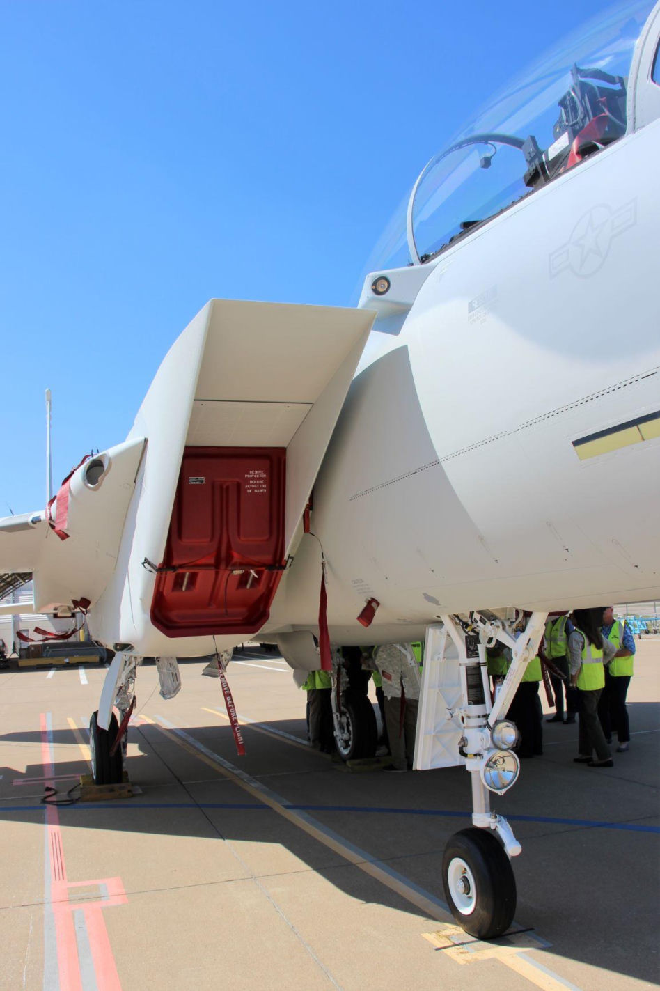 Nad wolotem powietrza F-15QA Eagle II widać sensor systemu antyrakietowego