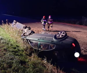 Wypadek w Grzywnie koło Torunia. Dwa samochody w rowie