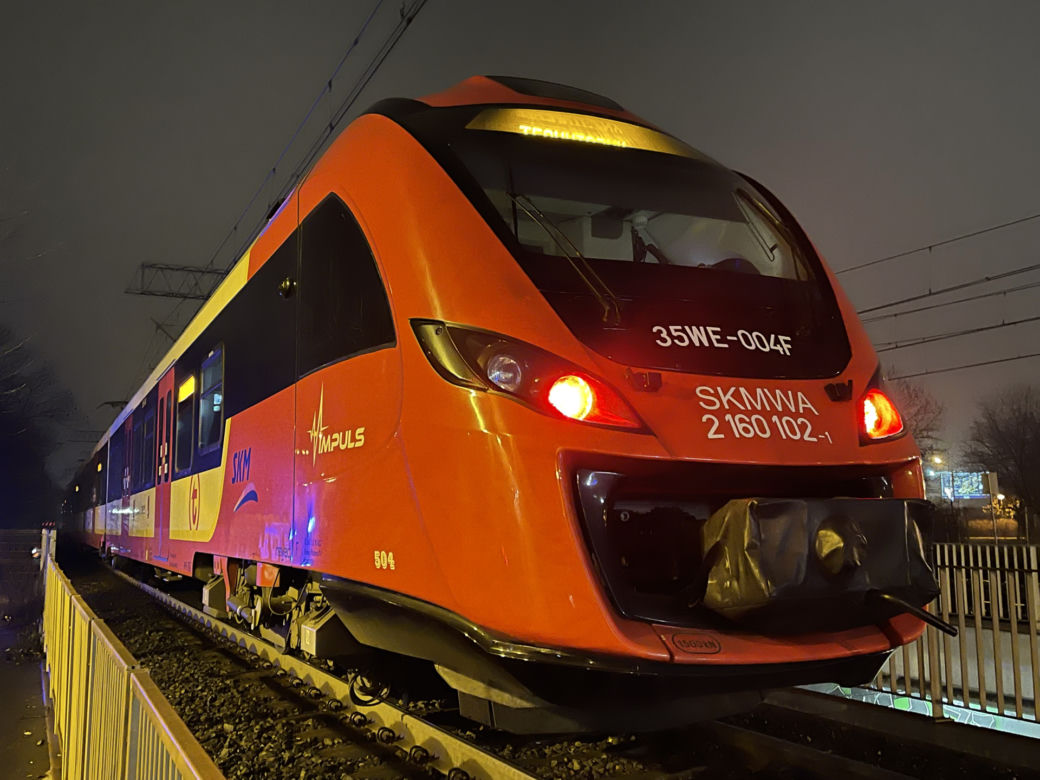 Makabra w Ursusie. Mężczyzna rozjechany przez pociąg 