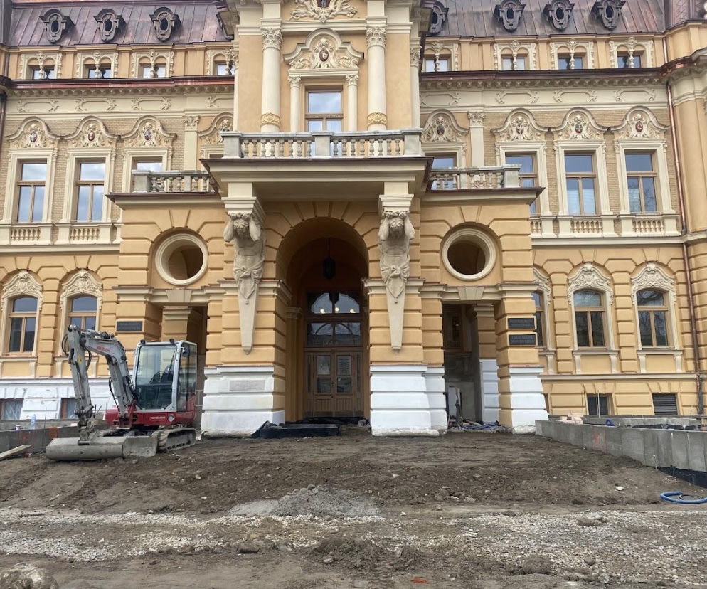  Ratusz w Nowym Sączu dostał nowy wygląd.  Prace remontowe powoli się kończą!