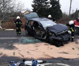 Groźny wypadek w podbydgoskim Niemczu. Autobus zderzył się z osobówką! [ZDJĘCIA]