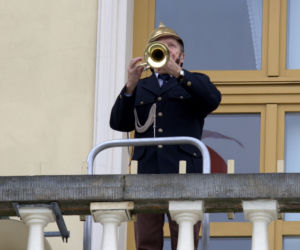 Lublin: Flaga miasta opuszczona do połowy masztu. W południe wybrzmiała „Cisza”