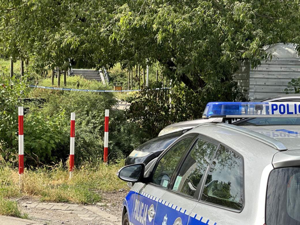 Dzieci bawiły się obok zwłok. Ciało młodego mężczyzny leżało przy placu zabaw