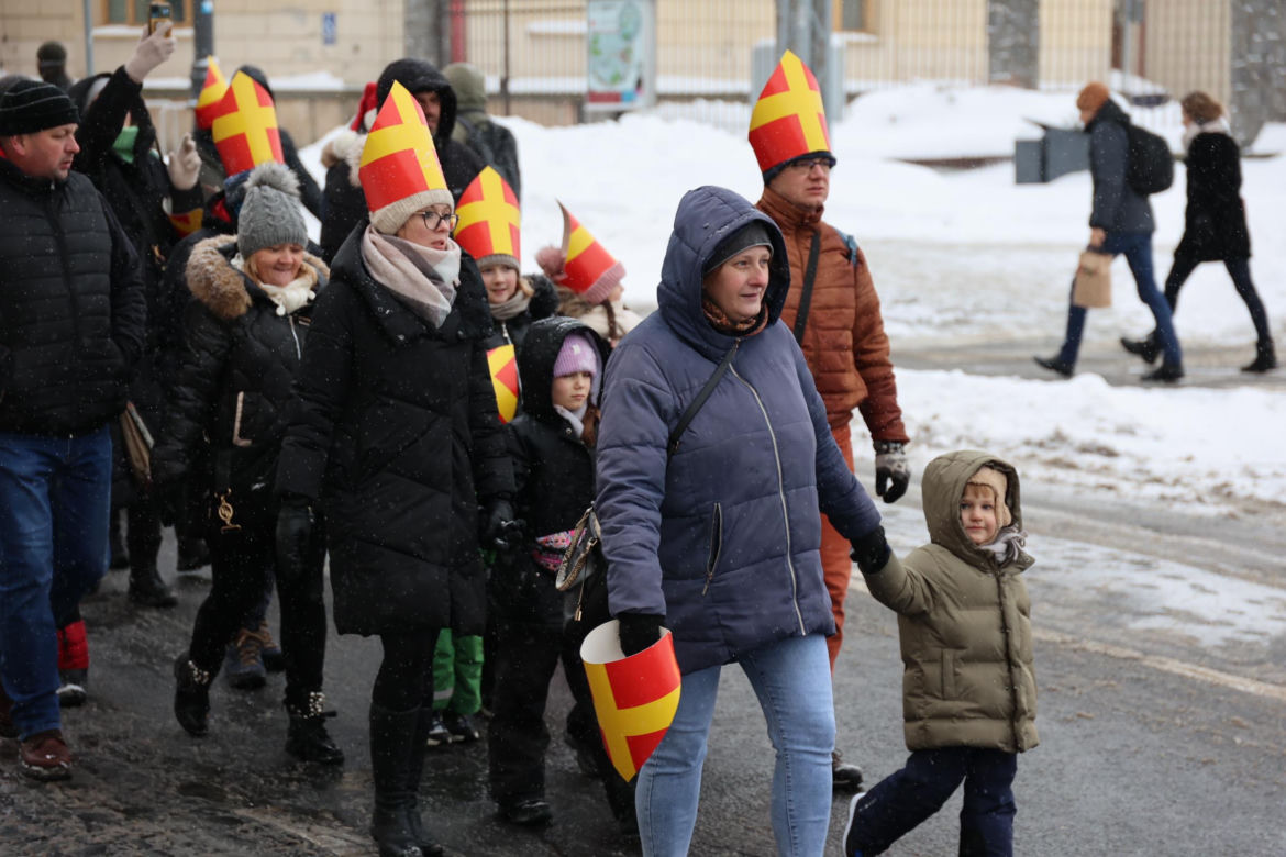 Orszak Świętego Mikołaja 2023 przeszedł przez Lublin. Było śnieżnie i radośnie! 