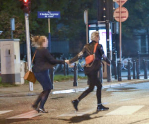 Magdalena Narożna łapie koleżankę za piersi