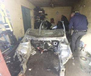 20 zarzutów za paserstwo. Rozbierali auta pod Wołominem. Kobra likwiduje samochodową dziuplę!