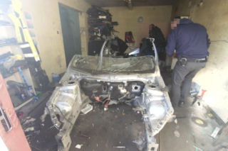 20 zarzutów za paserstwo. Rozbierali auta pod Wołominem. Kobra likwiduje samochodową dziuplę!