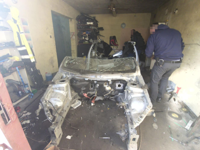 20 zarzutów za paserstwo. Rozbierali auta pod Wołominem. "Kobra" likwiduje samochodową dziuplę!