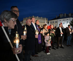 Marsz milczenia w Jarosławiu po ataku na księdza. Mieszkańcy w żałobie