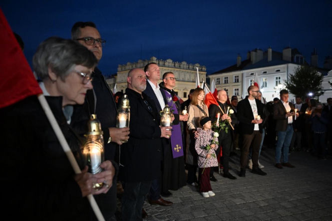 Marsz milczenia w Jarosławiu po ataku na księdza. Mieszkańcy w żałobie