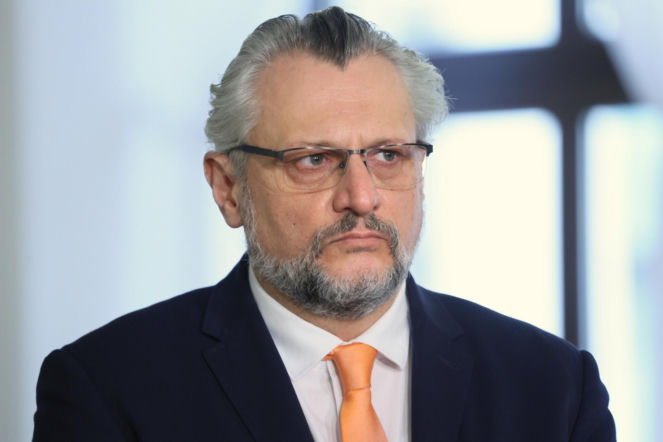 Zabieg bez kolejki? Senator Lenz odpowiada na zarzuty i składa zawiadomienie do prokuratury