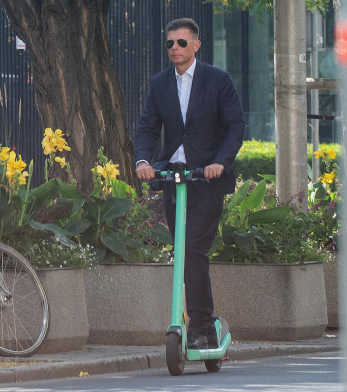 Ryszard Petru na hulajnodze