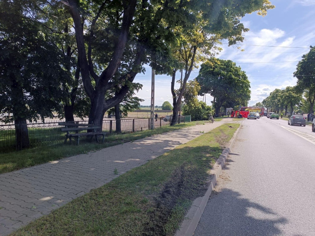 Śmiertelny wypadek pod Sieradzem. Nie żyje 37-latek [ZDJĘCIA]
