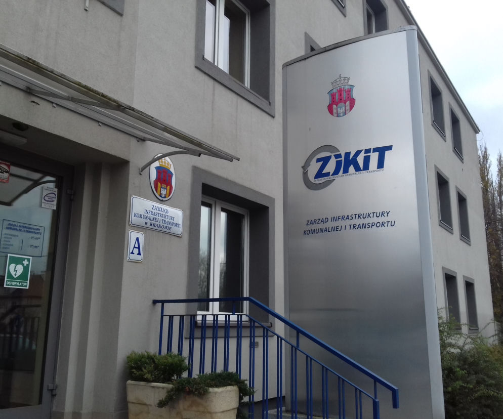 Ten znak przed budynkiem przy ulicy Centralnej już niedługo zniknie