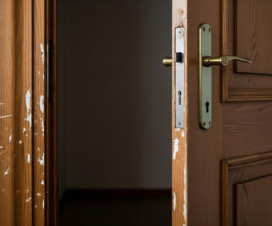 Dewastacja klatki schodowej w Krakowie. Co sąsiad zrobił z księdzem?