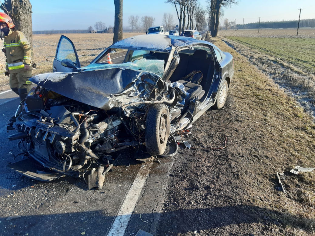 Groźny wypadek w Józefowie. Kierowca zakleszczony w zmiażdżonym aucie [FOTO]