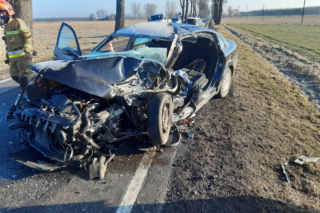 Groźny wypadek w Józefowie. Zmiażdżone auto, a w nim zakleszczony kierowca [FOTO]