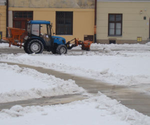 Rynek w Tarnowie pod śniegiem. W akcji pługopiaskarka MPGK