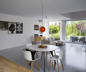 W słonecznym salonie można zrobić ostatnią warstwę nawierzchniową z żywicy poliuretanowej, co ochroni podłogę przed żółknięciem.