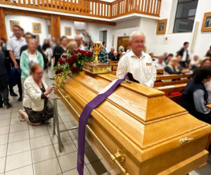 Całą noc czuwali przy zmarłym proboszczu. Pogrzeb ks. Rafała Cieszyńskiego w Szymbarku. Tu wszystko się zaczęło