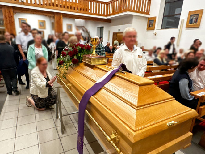 Całą noc czuwali przy zmarłym proboszczu. Pogrzeb ks. Rafała Cieszyńskiego w Szymbarku. Tu wszystko się zaczęło