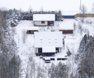 Dom Ziobry zasypany śniegiem czeka na gospodarza