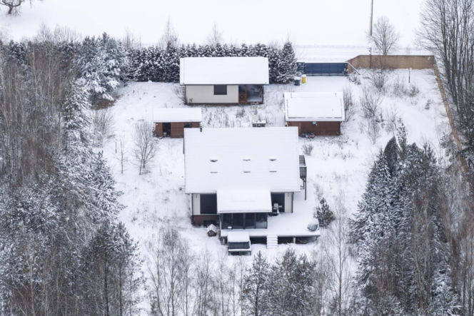 Dom Ziobry zasypany śniegiem czeka na gospodarza