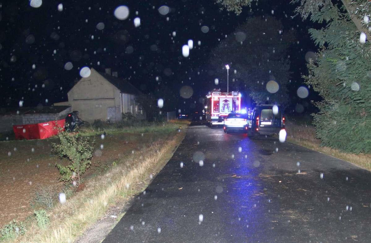 Śmiertelny wypadek w powiecie radziejowskim. Samochód dachował i uderzył w budynek! [ZDJĘCIA]