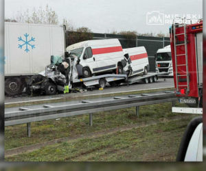 Pożar ciężarówki, potem wypadek. Laweta wioząca busy wjechała w tira na A2