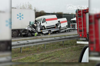 Pożar ciężarówki, potem wypadek. Laweta wioząca busy wjechała w tira na A2