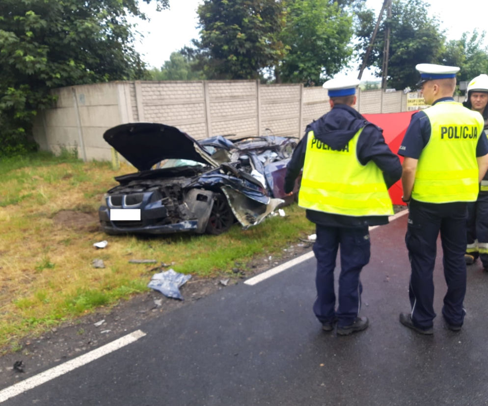 Tragedia na drodze w pow. kościańskim. Czołowe zderzenie bmw i wojskowego stara
