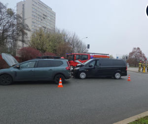 Wypadek karawanu wiozącego trumnę z ciałem. Szok w Warszawie